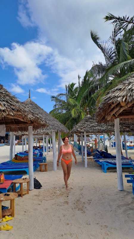 Kendwa plaža na Zanzibaru sa belim peskom, palmama i velikim krošnjama koje prave hlad